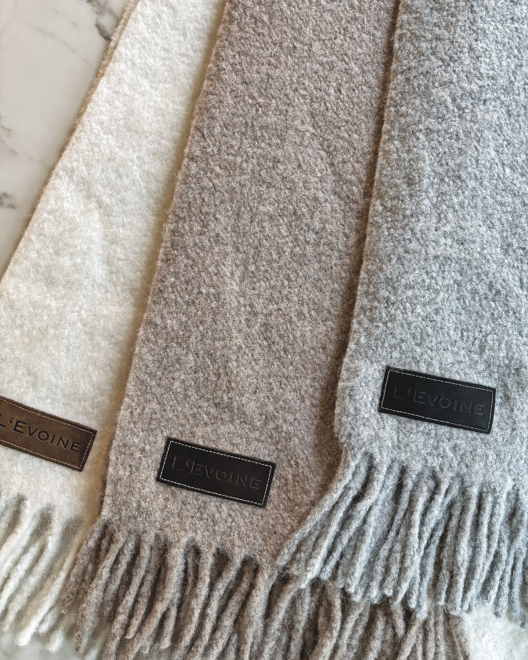 Kuscheldecke hochwertig – Leder-Logo-Patch auf Alpaka Bouclé