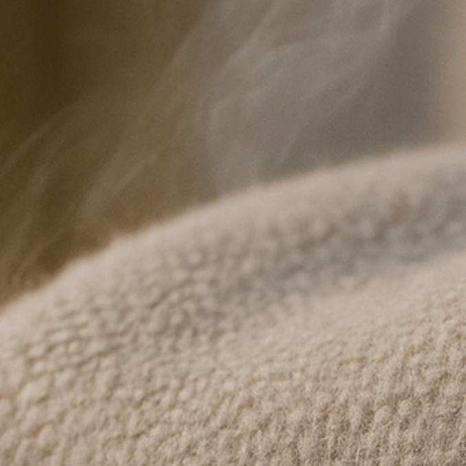 Struktur einer Alpaka Wolldecke – atmungsaktiv und feuchtigkeitsregulierend