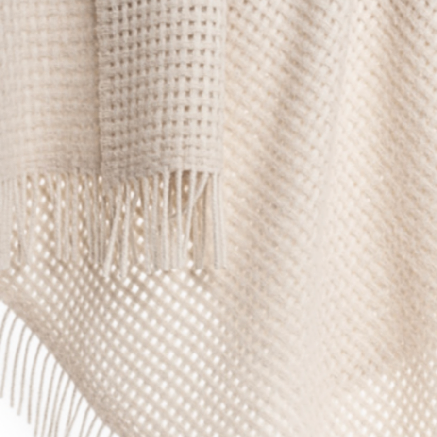 Leichte Alpaka Wolldecke – weich fallende Alpaka Decke in hellem Licht