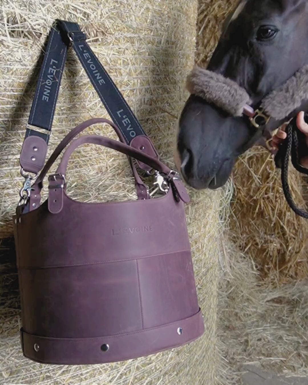 Putztasche Le Baquet burgundy rot video im stall