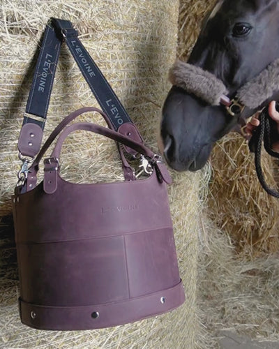 Putztasche Le Baquet burgundy rot video im stall